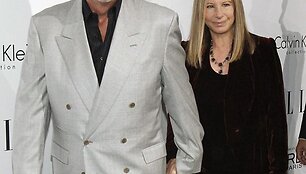 Barbra Streisand (de&scaron;inėje) su vyrų Jamesu Brolinu