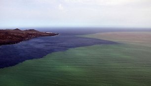 Išsiveržęs povandeninis ugnikalnis pakeitė vandens spalvą.