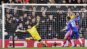 Salomono Kalou (de&scaron;inėje) taiklus smūgis į vartus