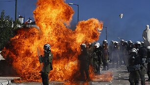 Protestuotojai į policininkus svaidė akmenis ir Molotovo kokteilius.
