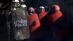 Į Graikijos policininkus protestuotojai svaidė dažų bombas.