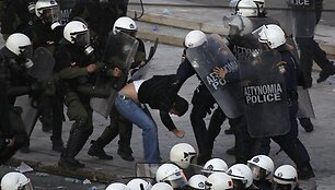 Policijos sulaikomas protestuotojas