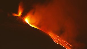 Etna ugnikalnis lieja lavą