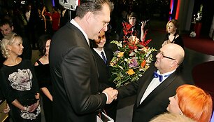 Arvydas Sabonis sveikina Visvaldą Matijo&scaron;aitį.
