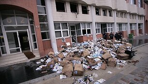 Policininkai prie gaisro nuniokotos &bdquo;Charlie Hebdo&ldquo; redakcijos