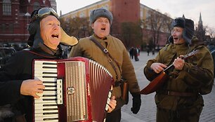 Karinis paradas Raudonojoje aik&scaron;tėje