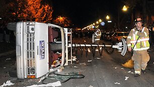 Studentų apverstas naujienų autobusiukas