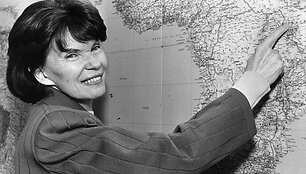 Danielle Mitterrand žemėlapyje rodo Keniją (1988 m.)
