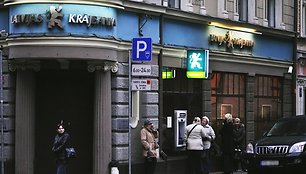 Žmonės prie „Latvijas Krajbanka“ bankomato