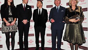 Princas Williamas ir Catherine (kairėje), dainininkas Gary Barlow (centre), princas Charlesas ir Camilla (de&scaron;inėje)