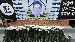 Gėlės prie žuvusio Pietų Korėjos pakrančių sargybos pareigūno Lee Cheong-Ho portreto