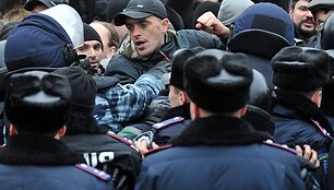 Protestuotojas susirėmė su policija