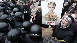 Protestuotojai laiko Julijos Tymo&scaron;enko portretą.