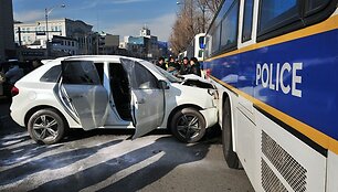 Supykęs vyras norėjo automobiliu trenktis į Kinijos ambasados pastatą Seule, bet &scaron;is užstatytas policijos autobusais.