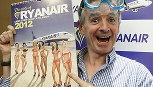Michaelas o'Leary pristatė 2012-ųjų &bdquo;Ryanair&ldquo; kalendorių.