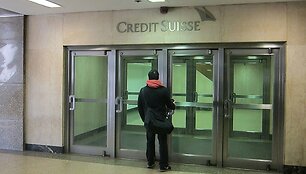 Vyras prie įėjimo į &Scaron;veicarijos banką &bdquo;Credit Suisse&ldquo; Niujorke