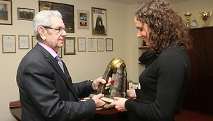 S.Linkevičienė atsiima apdovanojimą