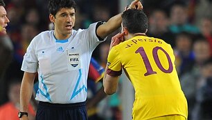 R.van Persie prie&scaron; save i&scaron;vydo dvi geltonas korteles.
