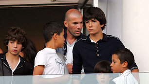 Enzo Zidane'as seka tėvo pėdomis