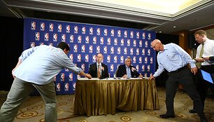 NBA tęsia derybas dėl lygą kaustančio lokauto 