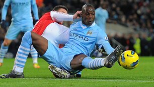 Dėl kamuolio kovoja Mario Balotelli