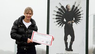 Kristina Vengrytė su simboliniu bilietu į Juozo Statkevičiaus kolekcijos pristatymą  