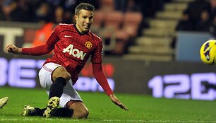 Robinas van Persie pasižymėjo du kartus