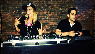 Prie DJ pulto stojo Vanessa Rousso 