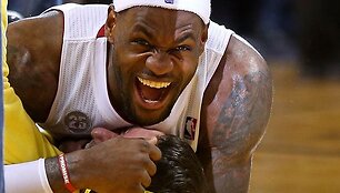 Lebronas Jamesas parvertė ant žemės vyruką, kuris pataikė metimą i&scaron; vidurio aik&scaron;tės