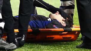&bdquo;Inter&ldquo; žvaigždė Diego Milito patyrė kraupią kelio traumą