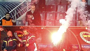 Į stadioną neįleisti &bdquo;Fenerbahce&ldquo; sirgaliai pirotechnikos užtaisą atskraidino para&scaron;iutu