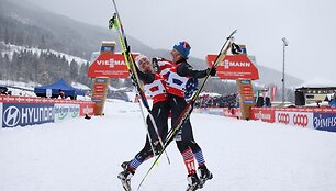 Čempionėmis tapo JAV slidininkės Jessica Diggins ir Kikkan Randall.