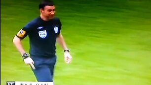 Anglijos čempionate teisėjas į aik&scaron;tę žengė tu&scaron;čiomis ki&scaron;enėmis 