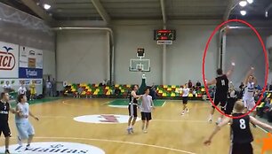 Pergalę i&scaron;plė&scaron;ęs žurnalisto trita&scaron;kis per i&scaron;keltas Arvydo Sabonio rankas