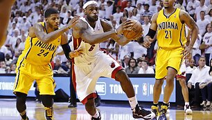 Lebronas Jamesas pelnė lemiamus ta&scaron;kus ir surinko trigubą dublį