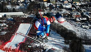 Vienos sunkiausių kalnų slidinėjimo varžybų Italijoje ir Austrijoje