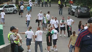 Lenkijos ir Olandijos futbolo sirgaliai prie S.Dariaus ir S.Girėno stadiono