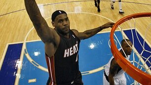 LeBronas Jamesas žaidžia rezultatyviai, tačiau Majamio krep&scaron;ininkai patyrė jau a&scaron;tuntą nesėkmę. 