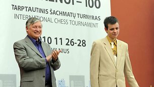 Anatolijus Karpovas ir turnyro nugalėtojas Davidas Navara.
