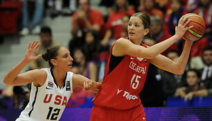 Diana Taurasi (kairėje) įtariama vartojus dopingą