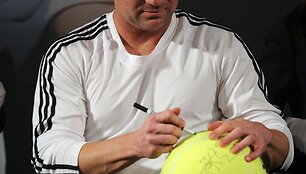 Andre Agassis atvyno į Taivaną sužaisti draudi&scaron;kų varžybų.