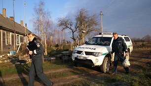 Policijos pareigūnai vaikučiams atvežė dovanų.