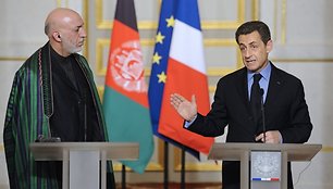 Hamidas Karzai (kairėje) ir Nicolas Sarkozy