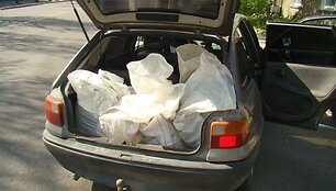 Naminės degtinės gamintojo automobilyje atlikta krata
