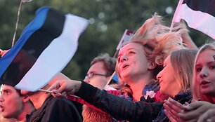 Estijoje &scaron;e&scaron;tadienį de&scaron;imtys tūkstančių žmonių susirinko paminėti 20-ųjų Estijos nepriklausomybės metinių.