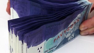 Dažais pažymėti litai