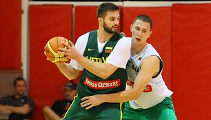 Linas Kleiza (su kamuoliu) ir Paulius Jankūnas