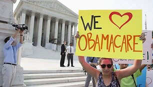 Amerikietė, plakatu i&scaron;rei&scaron;kianti palaikymą Baracko Obamos sveikatos reformai