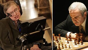 Stephenas Hawkingas (de&scaron;inėje) ir Garry Kasparovas