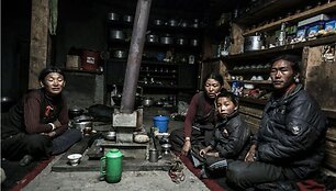Tashi Sangmo (antra i&scaron; kairės) gyvena pagal poliandrijos tradiciją